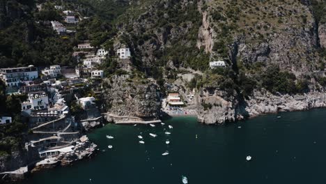 Große-Drohnenaufnahme-Der-Steilküste-Von-Praiano-In-Italien