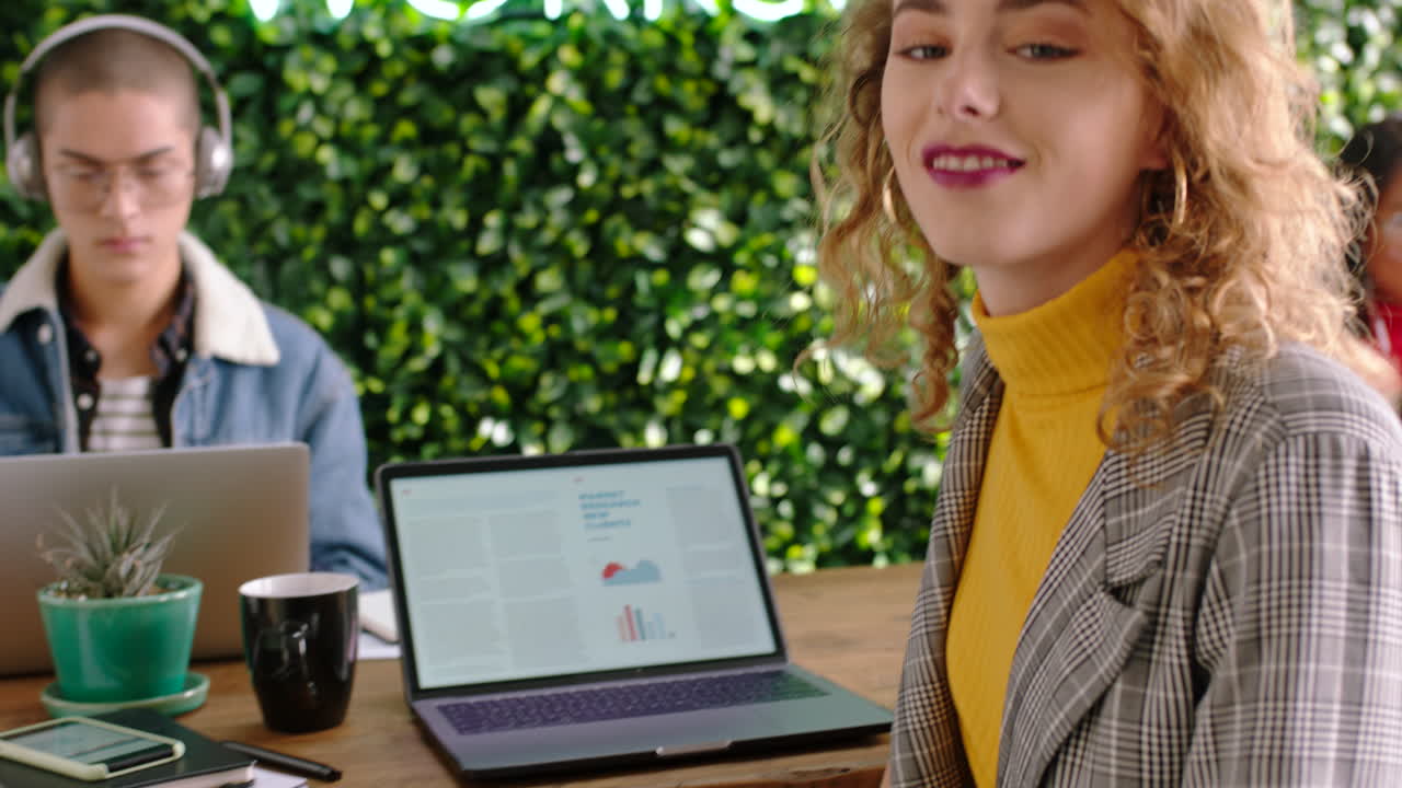 mujer en una oficina de coworking, café de internet