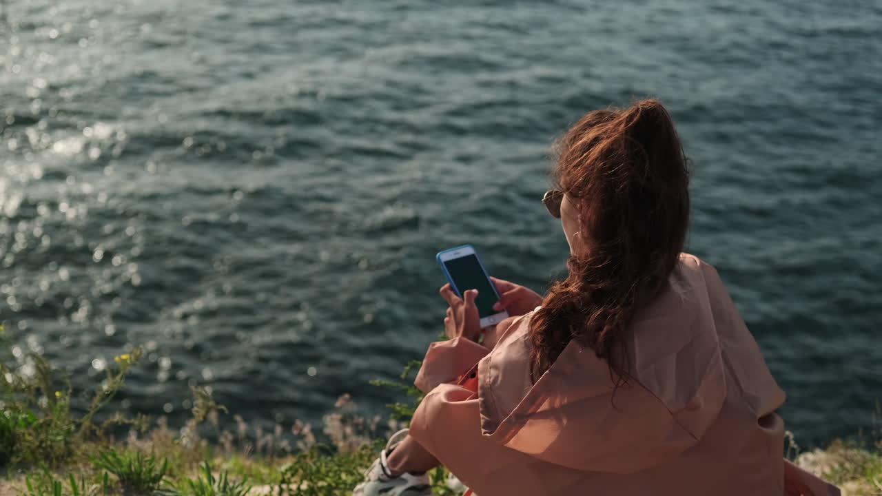 바다 에서 전화를 하는 여자