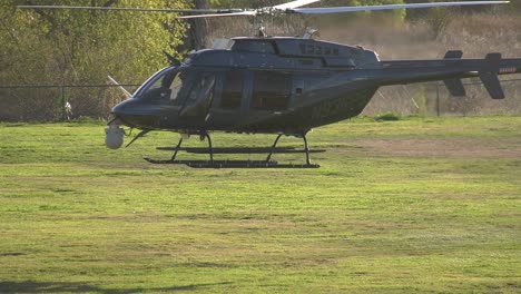 helicóptero despega del campo