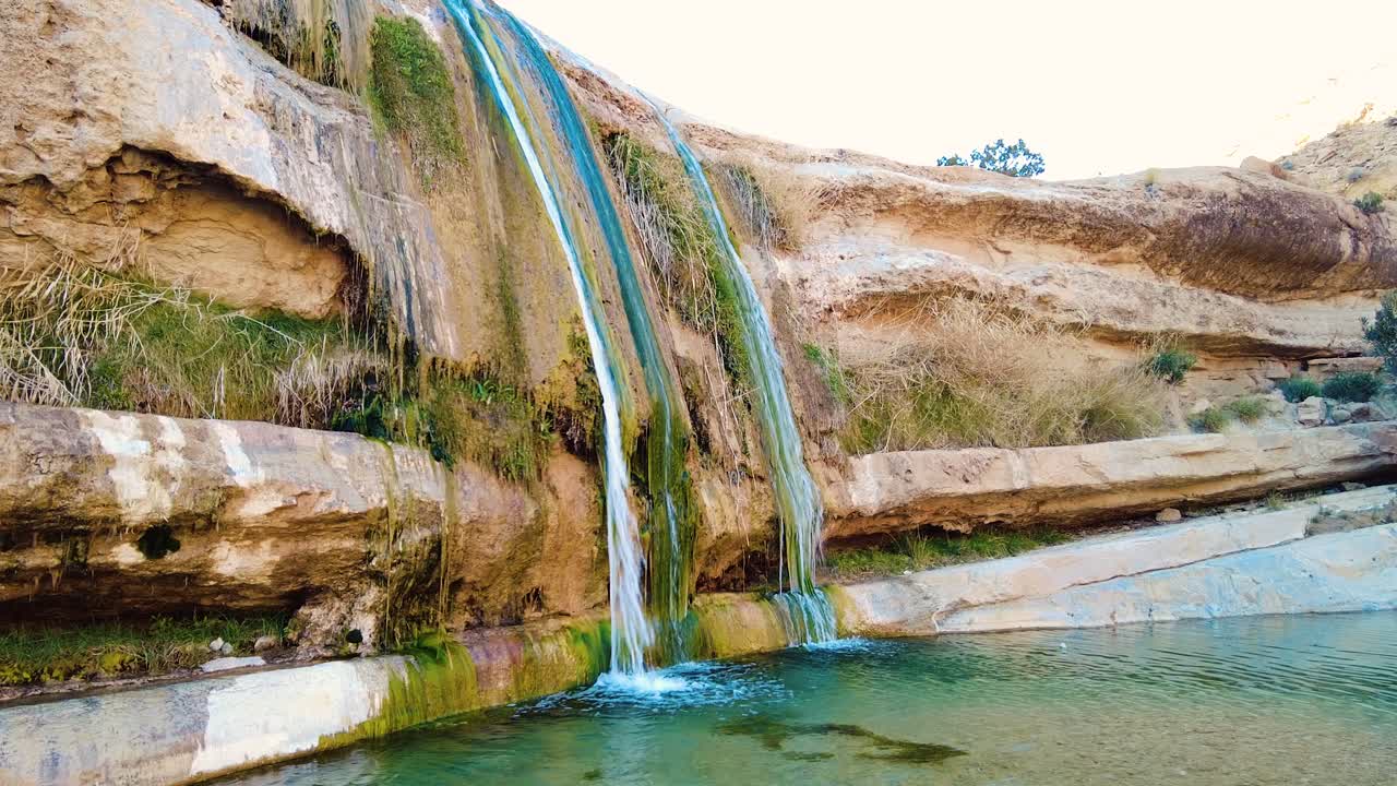 una cascada en el medio del desierto del sáhara argelia biskra