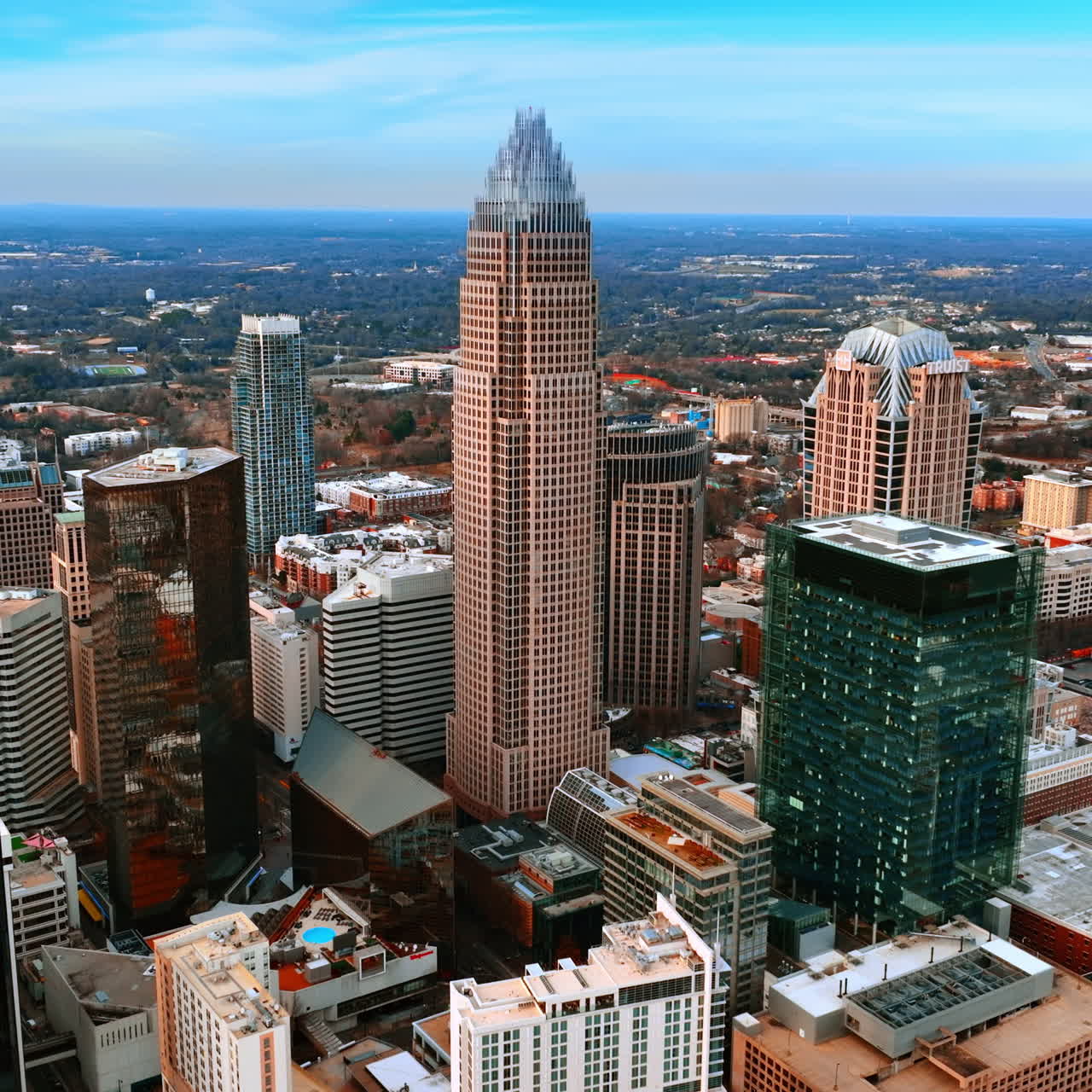 Un gruppo di grattacieli nel centro di una metropoli americana. Vista diurna di Charlotte, Carolina del Nord, USA dall'alto.
