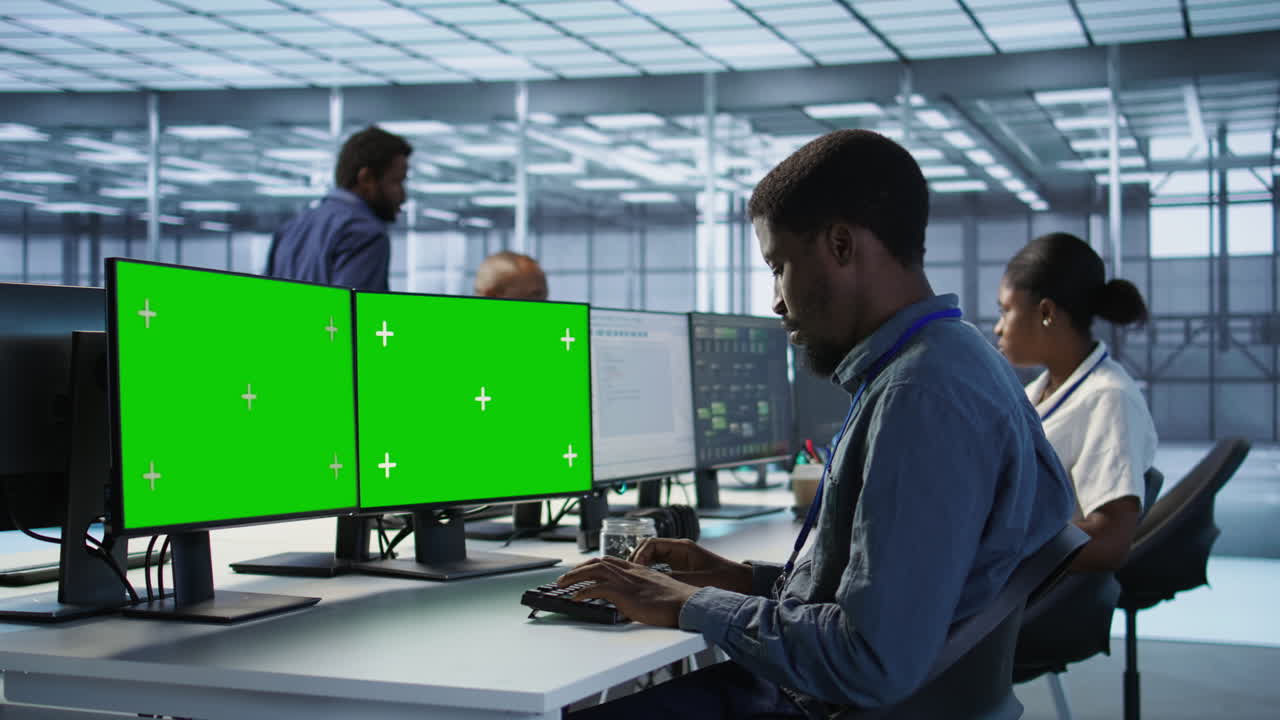 equipo de profesionales de ti que trabajan en un centro de datos moderno