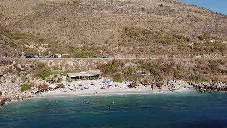 Pequeña-Playa-Familiar-Con-Aguas-Turquesas-En-Albania,-Mar-Adriático