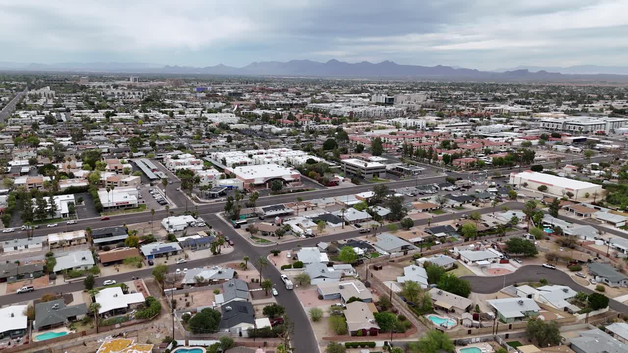 Veduta aerea di Scottsdale, Arizona, USA, sobborghi residenziali, strade ed edifici