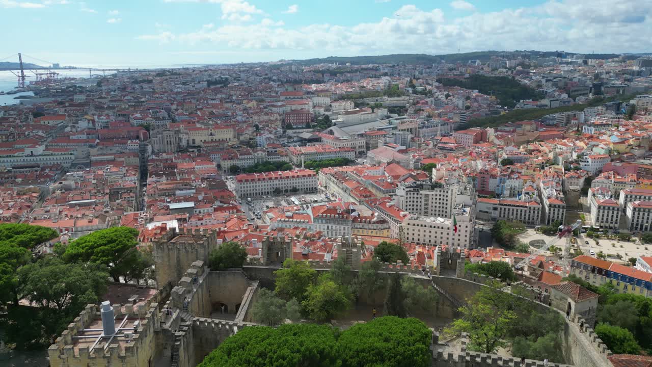 Vista aerea del Castello di São Jorge verso il paesaggio urbano di Lisbona, Portogallo