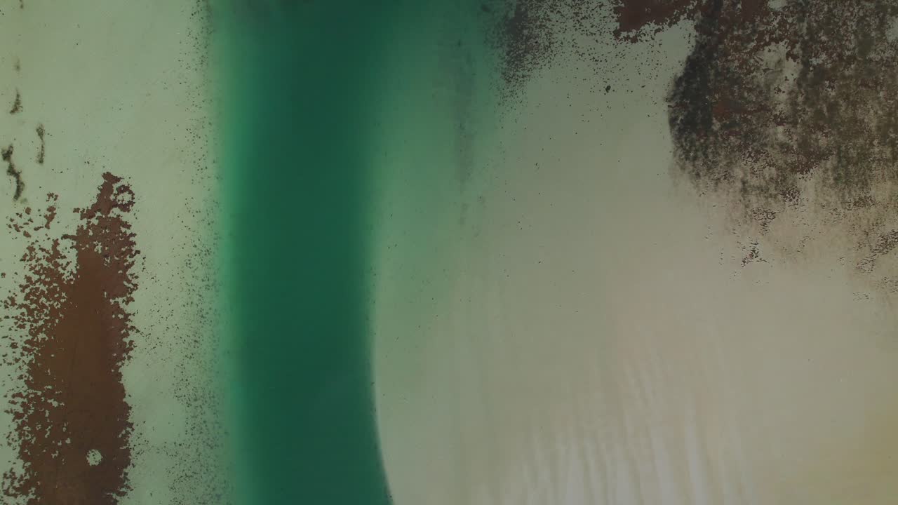 vista a vista de pájaro sobre el agua turquesa y la arena blanca, parque nacional de la costa oeste en sudáfrica - fotografía de avión no tripulado