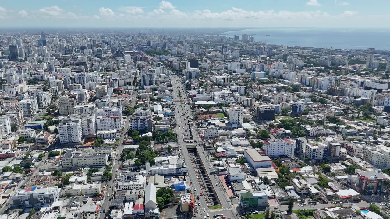 Viale 27 de Febrero, le principali strade della città di Santo Domingo nella Repubblica Dominicana.