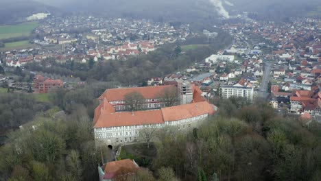 Drohnenluftaufnahme-Des-Traditionellen-Deutschen-Dorfes-Herzberg-Am-Harz-Im-Berühmten-Nationalpark-In-Mitteldeutschland-An-Einem-Bewölkten-Tag-Im-Winter.