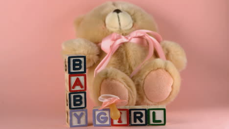 Teddybär-Fällt-Auf-Baby-Bausteine-Und-Rosa-Schnuller