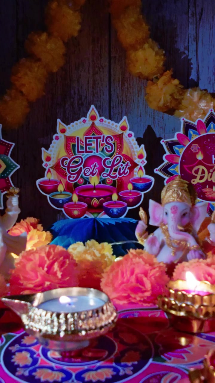 Decorazioni per il festival Diwali con statue di Lakshmi e Ganesha