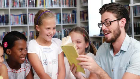 maestro enseñando a los niños en la biblioteca