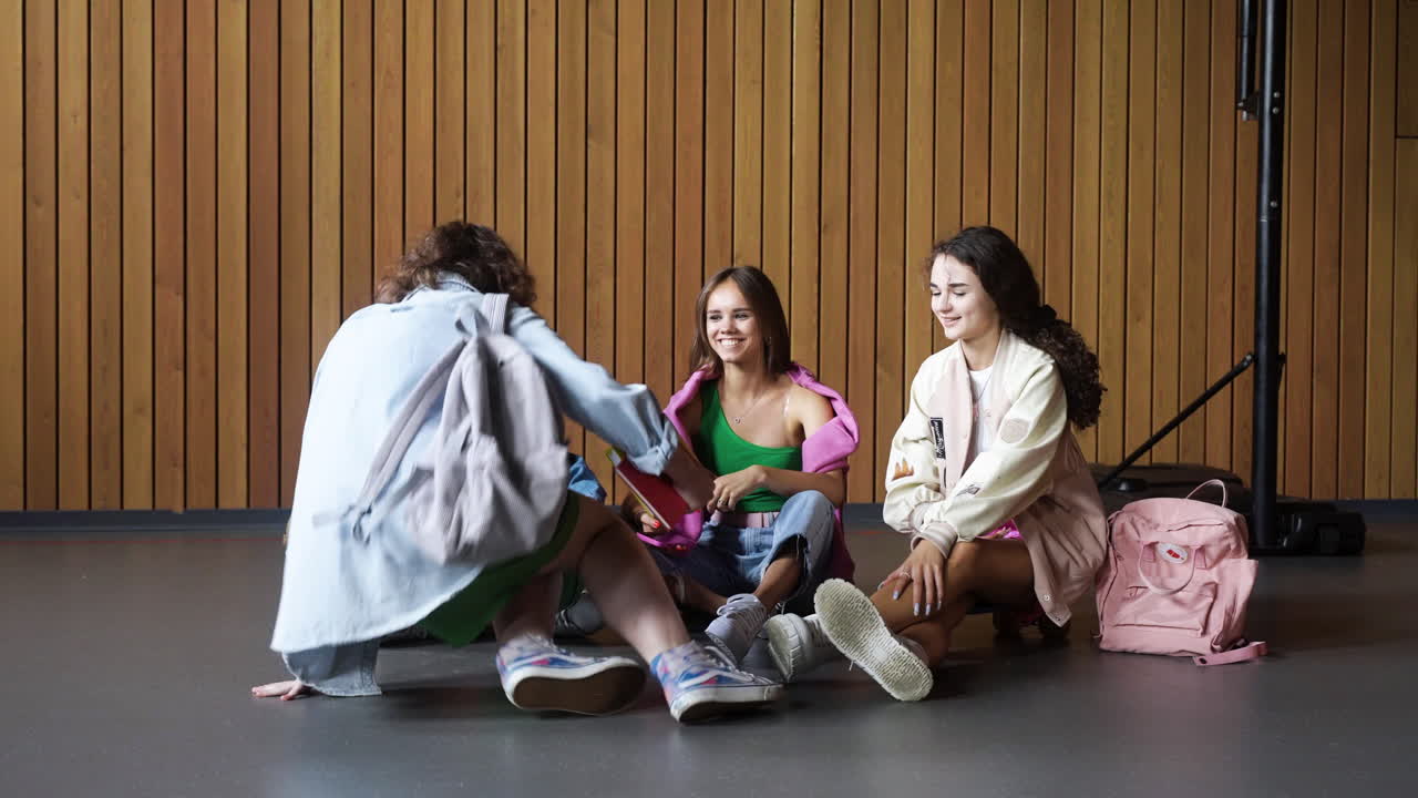 실내에서 이야기하는 십대들