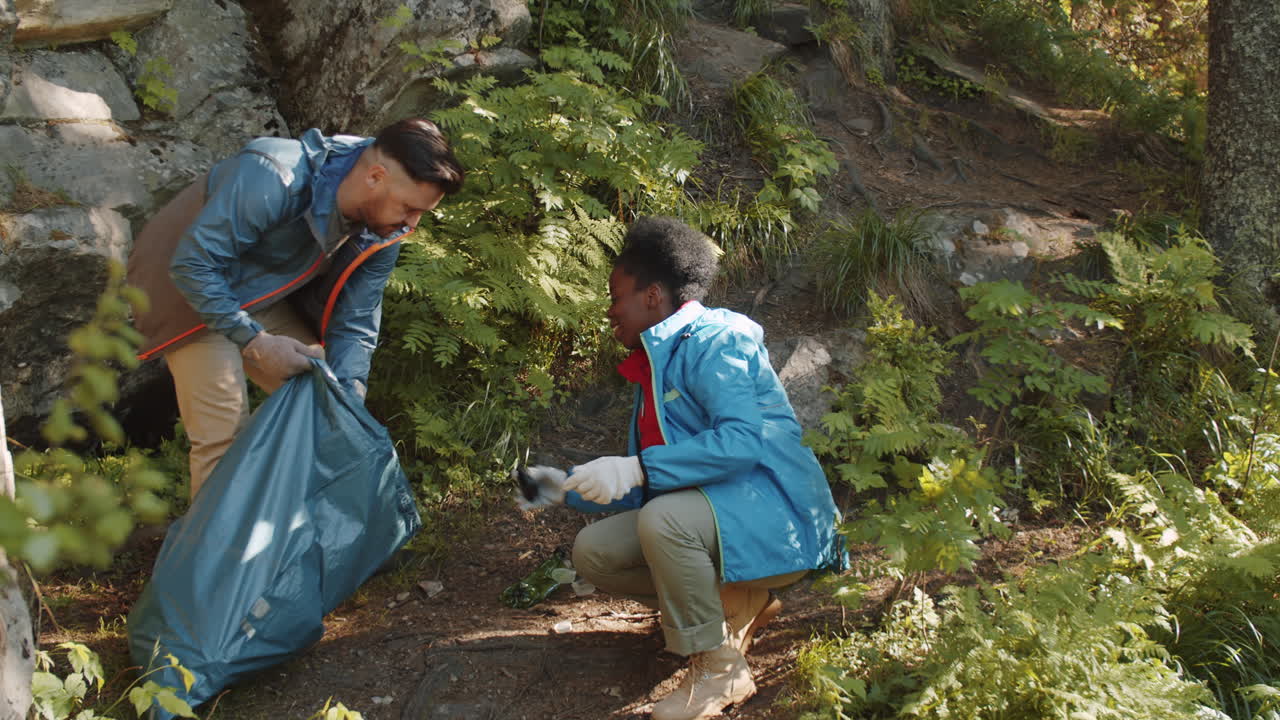 turistas limpiando la basura en el campamento