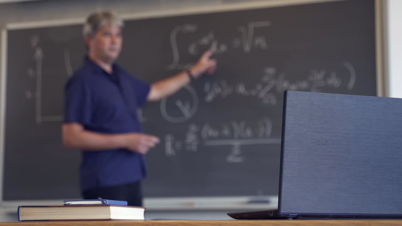 profesor transmitiendo clase en línea para estudiantes en tiempos de pandemia y distanciamiento social. profesor de universidad o escuela secundaria hablando en video con portátil