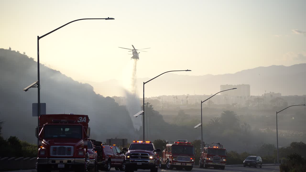 소방차는 헬리콥터로 브러시 화재를 진압합니다.