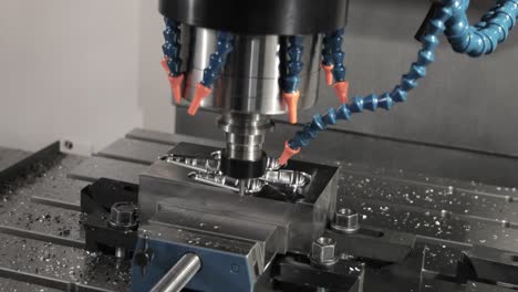 máquina de fresado cnc para metalurgia. corte de metal tecnología de procesamiento moderna.
