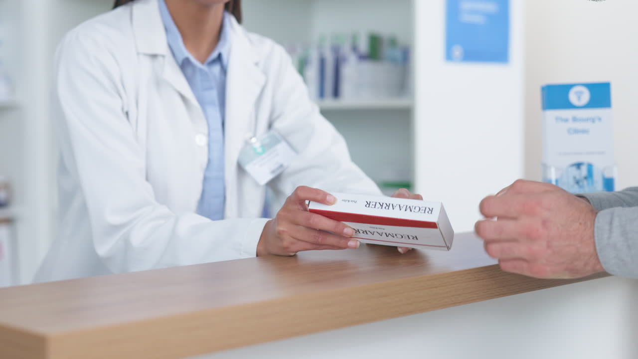 薬剤師が薬の説明をしている