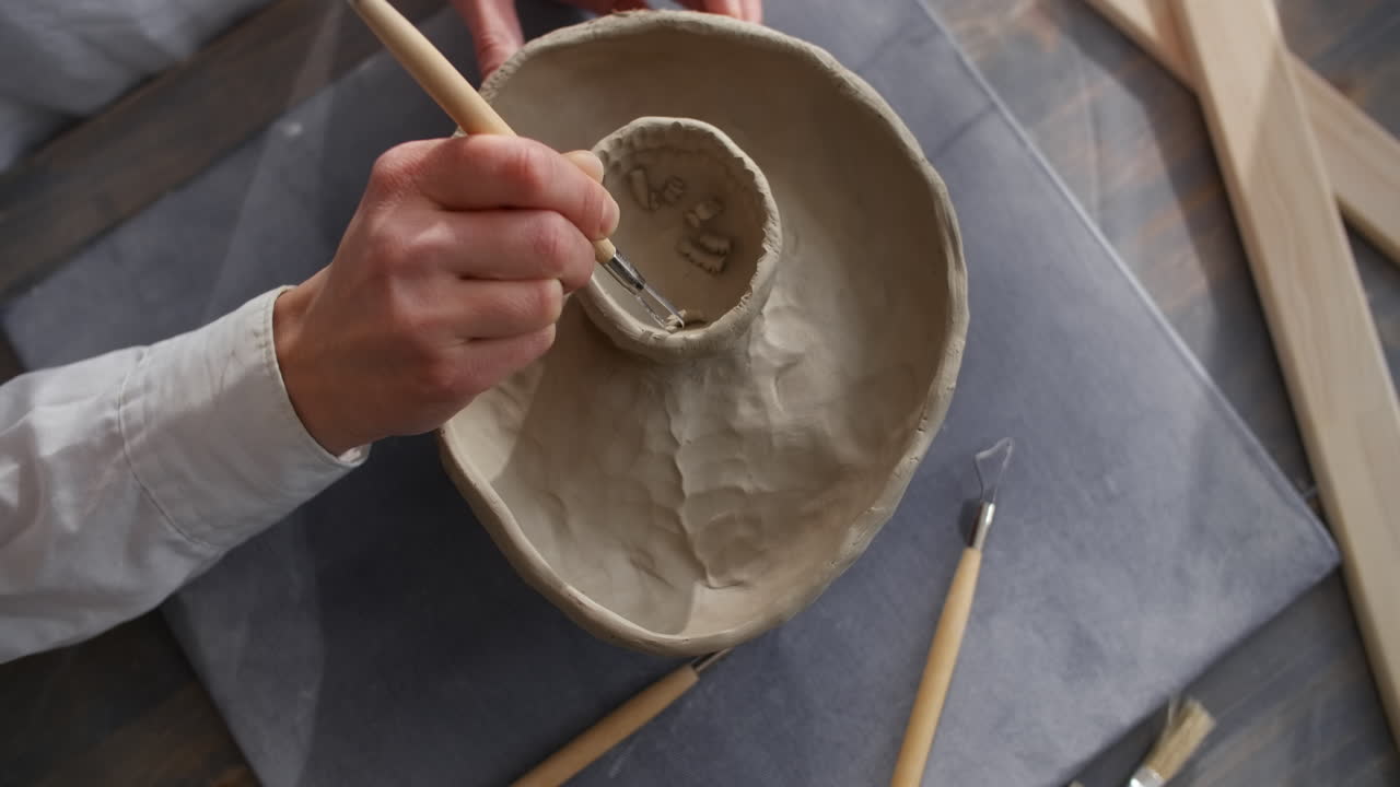 mujer creando un cuenco de arcilla