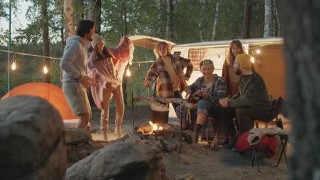 Freunde-Spielen-Gitarre-Und-Tanzen-Am-Lagerfeuer