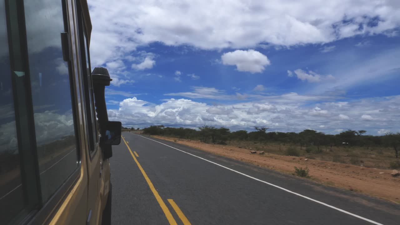 vista lateral del coche de conducción en la carretera