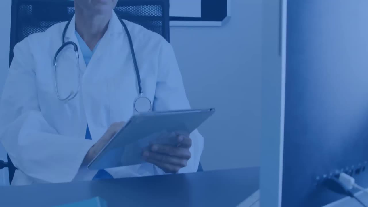 animación del procesamiento de datos sobre una doctora caucásica