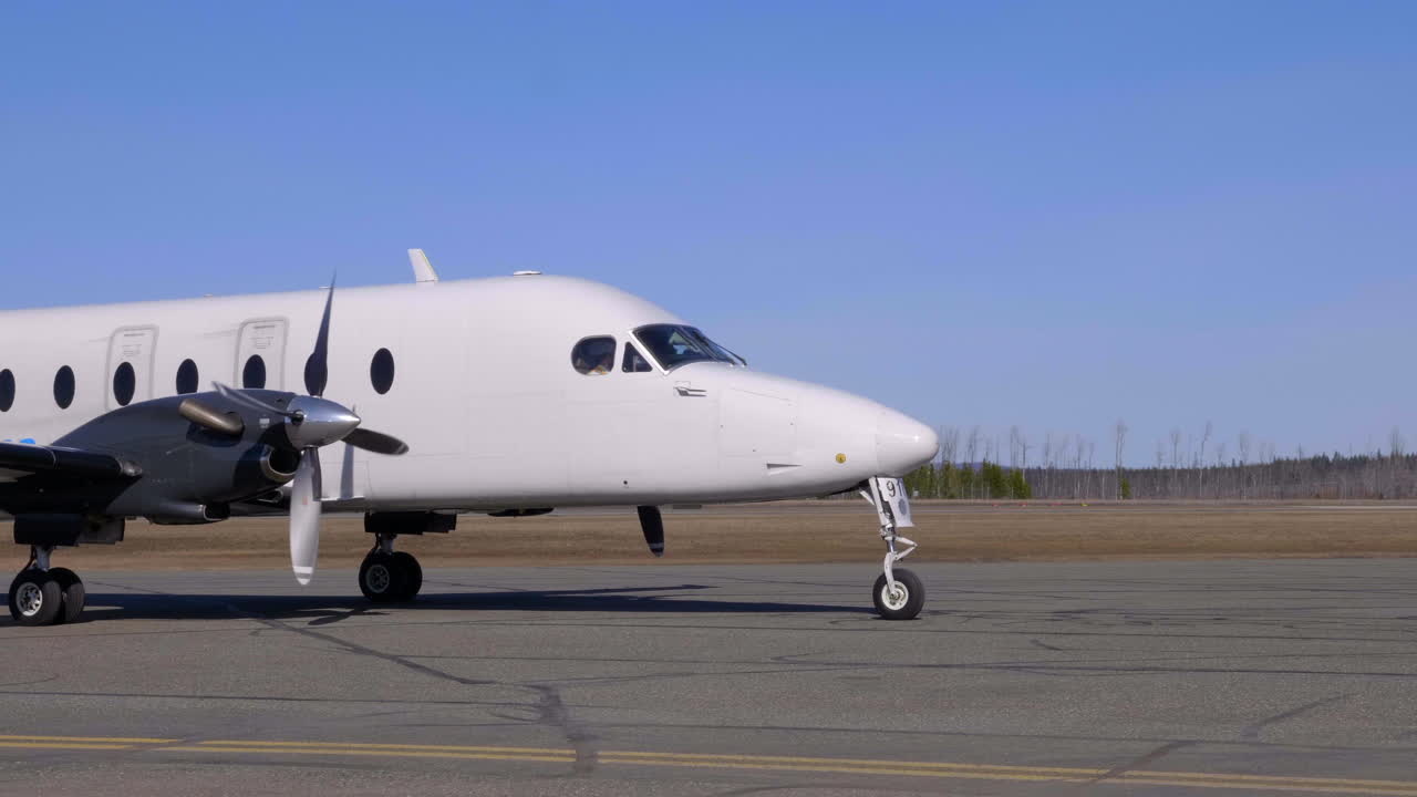 белый персональный самолет готовится к полету - средний кадр