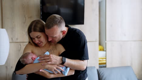 familia feliz con un bebé recién nacido