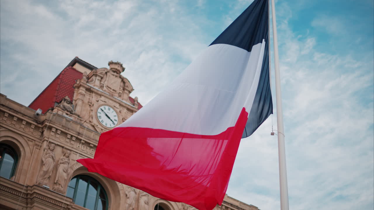 Bandiera francese che sventola di fronte al municipio (Mairie) di Cannes, Francia