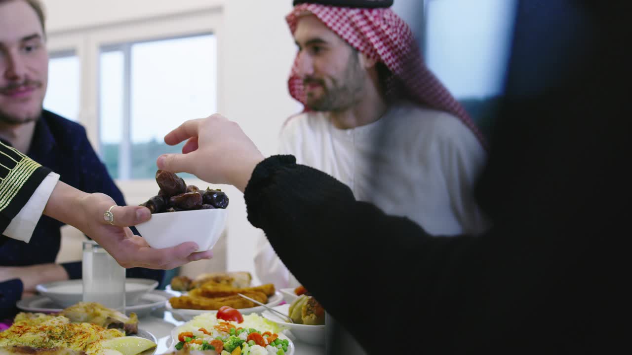 tener citas familiares durante la cena de ramadán o el iftar