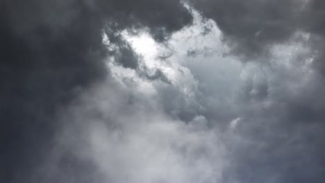 vierw de tormenta y relámpagos en nubes oscuras