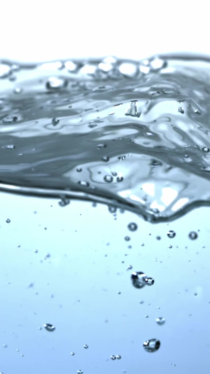 Superficie d'acqua dinamica con bolle e increspature