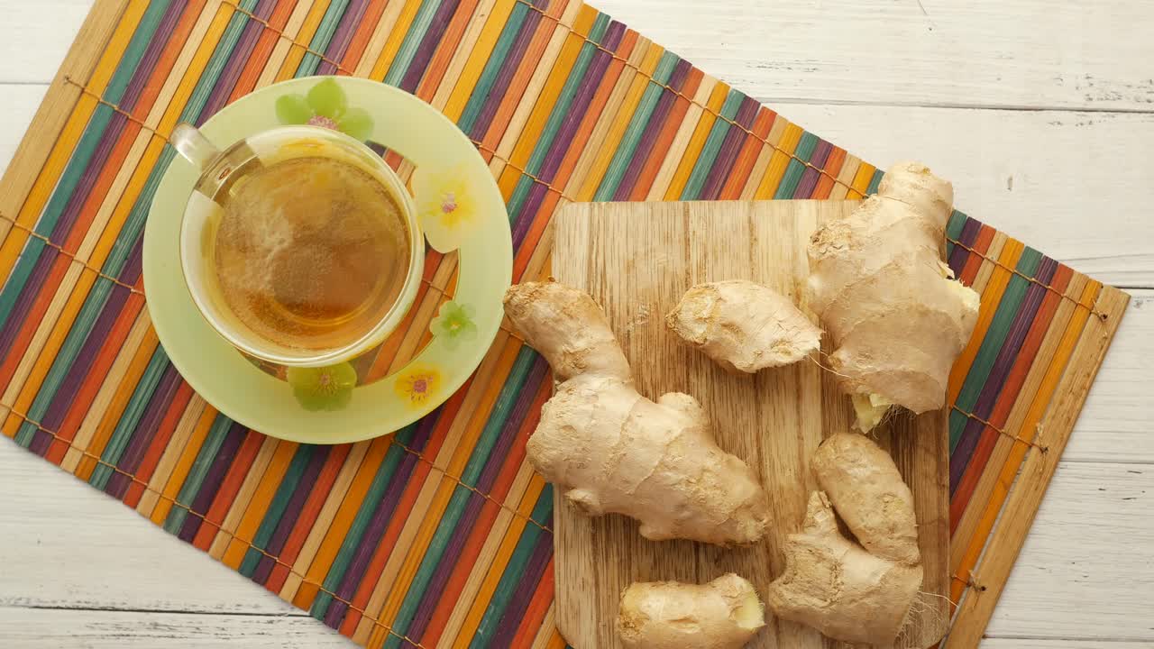 té de jengibre sobre un fondo de madera