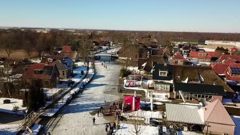 patinaje sobre hielo en el parque nacional &#39;de weerribben&#39;, overijssel, los países bajos dolly disparó a través de un canal en kalenberg