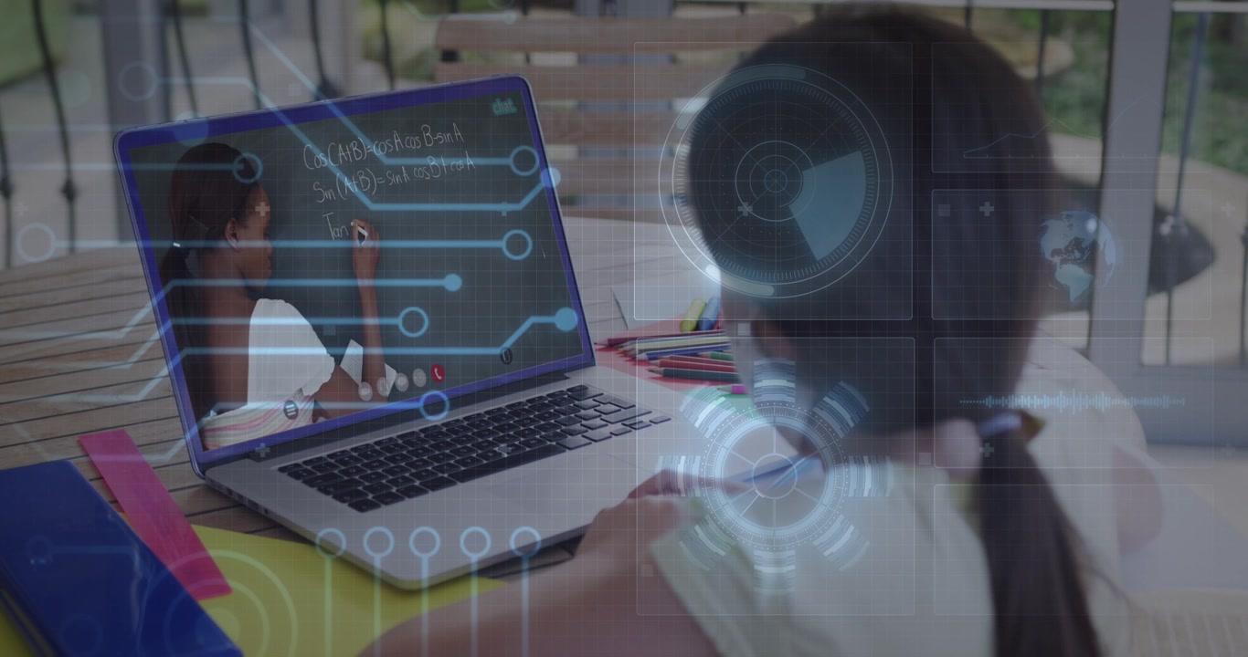 Animazione di scanner circolare e connessioni di microprocessori su sfondo di una ragazza in videochiamata sul laptop