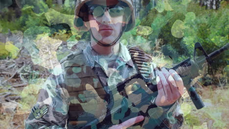 fondo de camuflaje contra el soldado de pie con un arma en el bosque