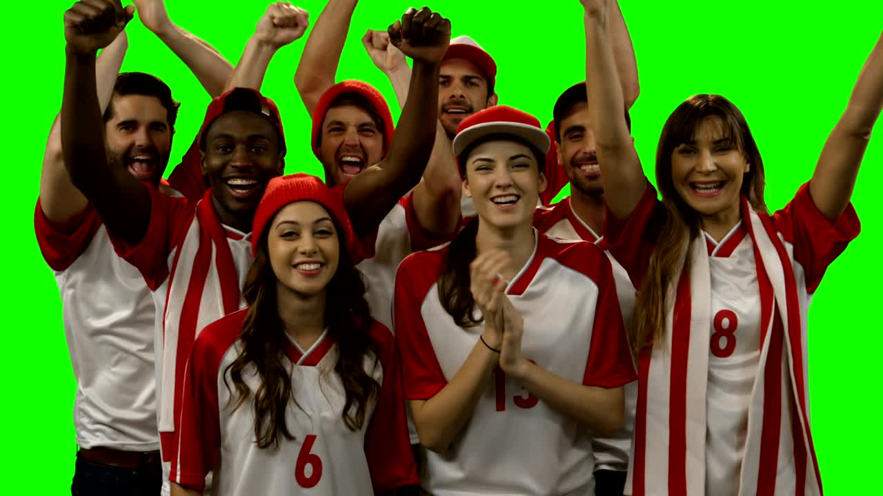 grupo de amigos viendo un partido de fútbol