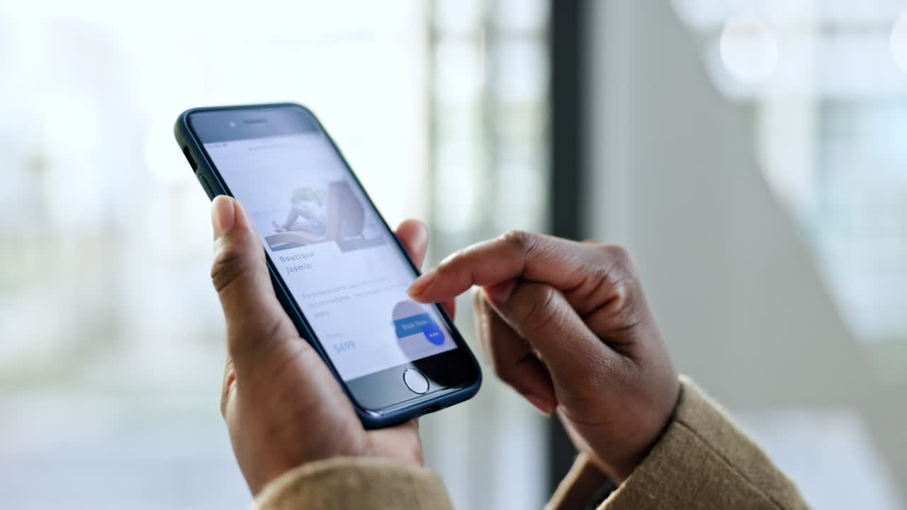 hombre de negocios, scroll o manos con el teléfono