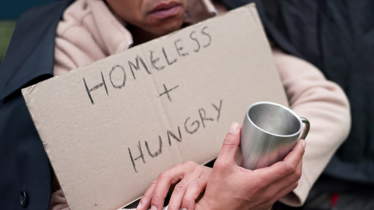 음식 을 구걸 하는 노숙자