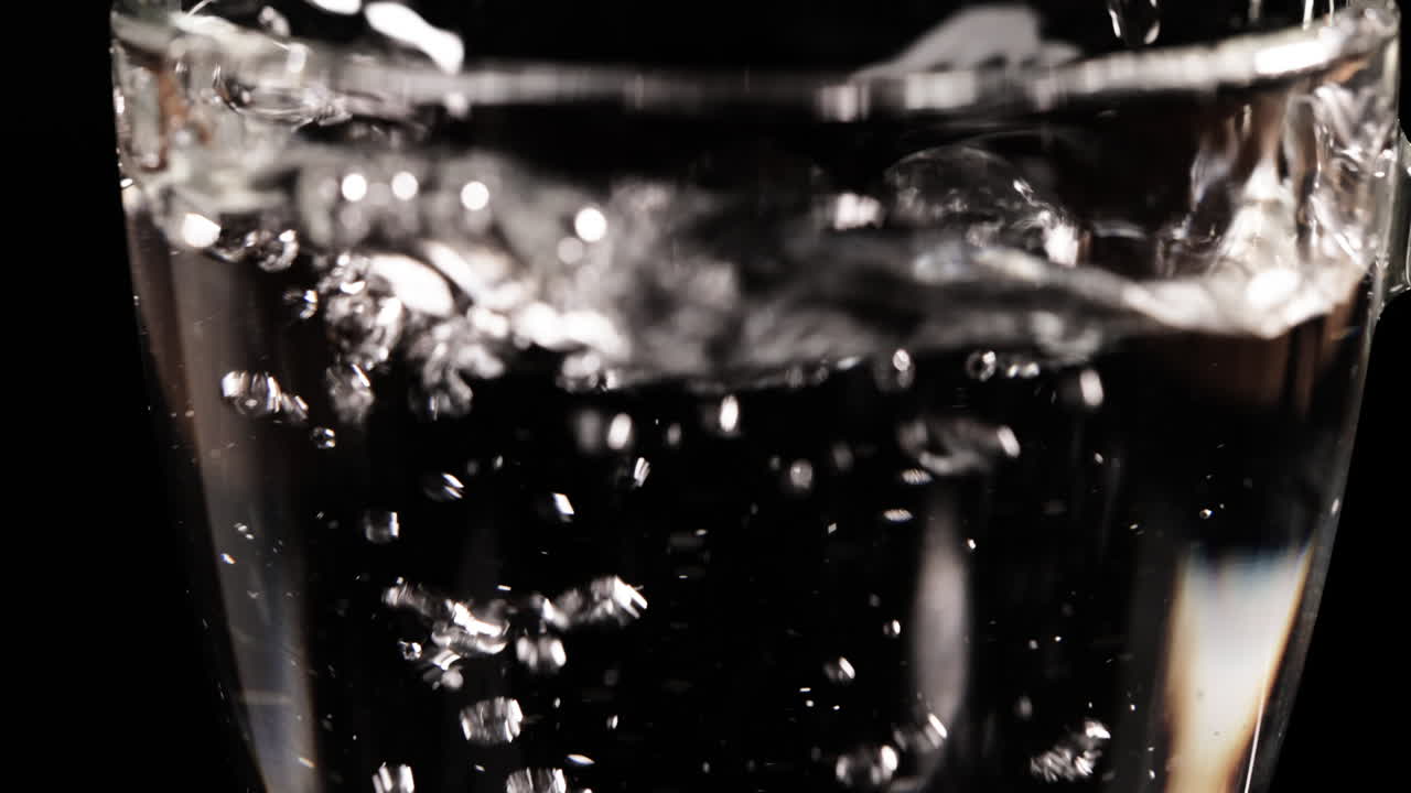 물 이 들어 있는 유리