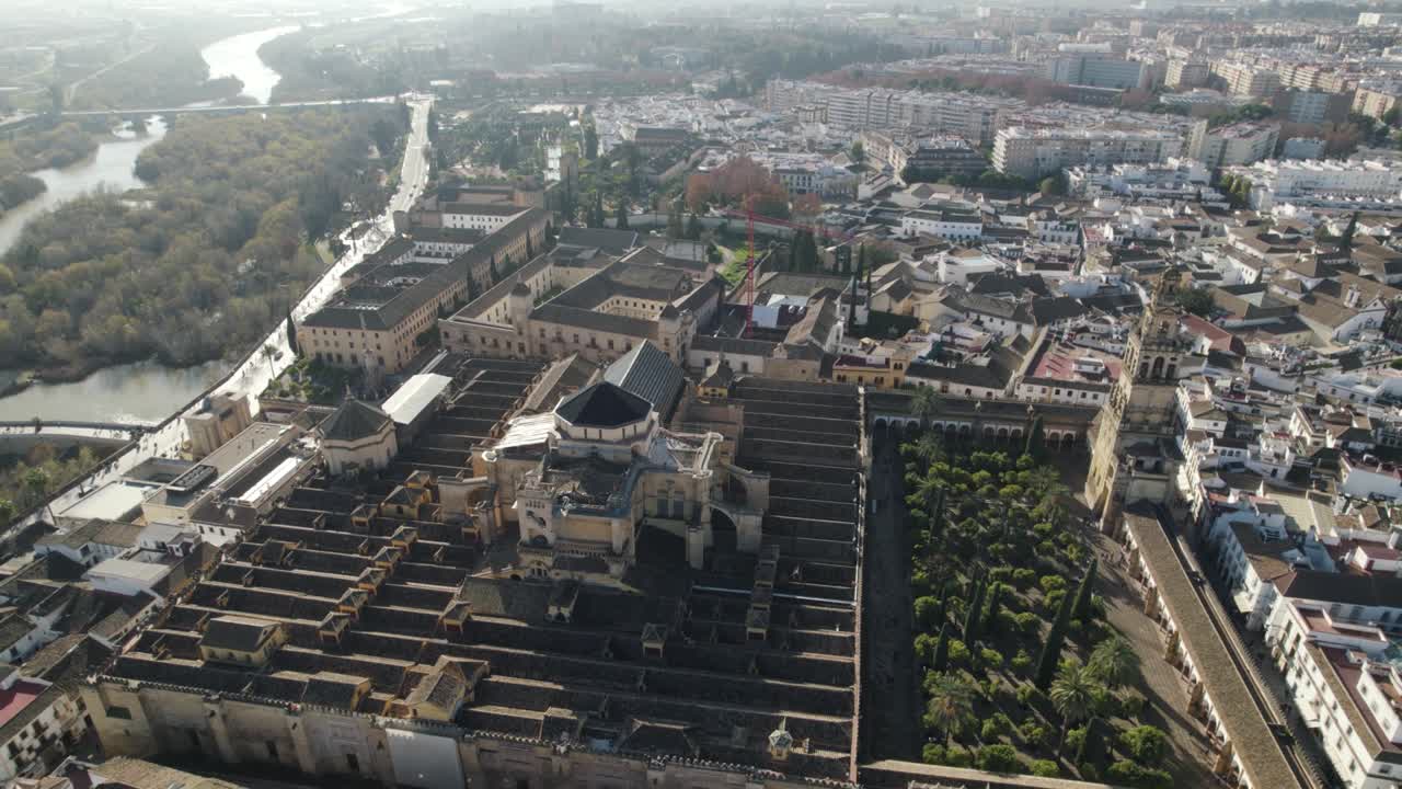 과달키비르 강변이 있는 코르도바의 모스크 대성당의 경치 좋은 전망, 기울기를 위로 내림차순