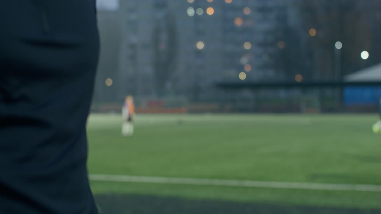 Sportsudøver varmer op på en fodboldbane