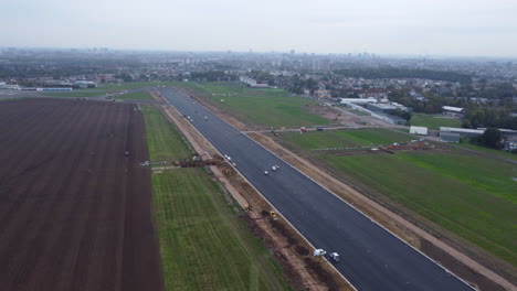 Vista-De-Drones-Volando-Sobre-La-Pista-Cerrada-Del-Aeropuerto-De-Antwerp-Durante-Las-Obras