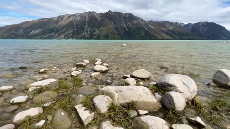 orilla rocosa y escarpada del lago tekapo