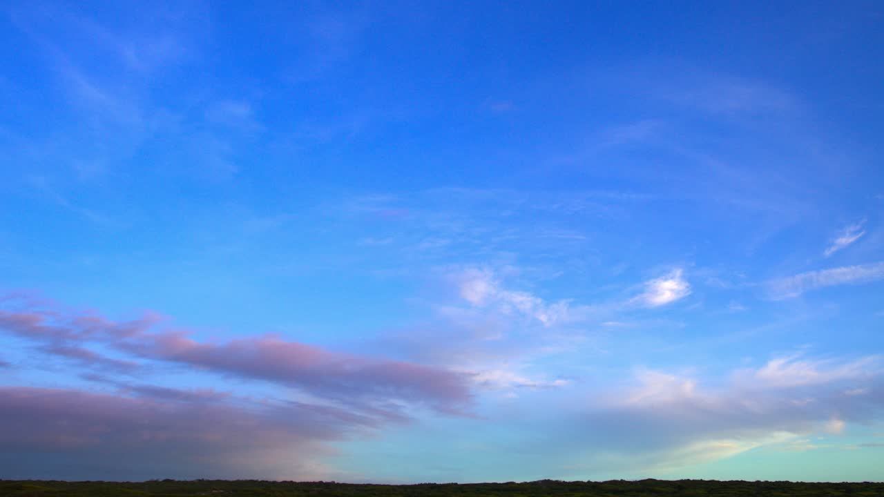 정적 와이드 샷에서 겨울 동안 시골에서 생생한 바닐라 황혼 하늘 풍경 푸른 시간