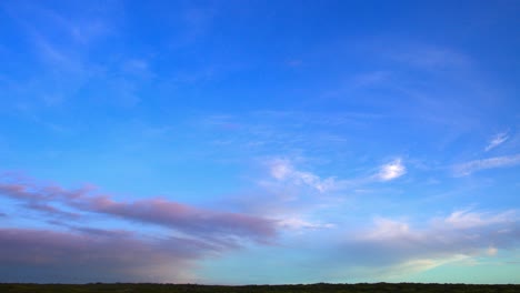 Vívido-Paisaje-De-Cielo-Crepuscular-De-Vainilla-Hora-Azul-En-El-Campo-Durante-El-Invierno-En-Un-Tiro-Ancho-Estático