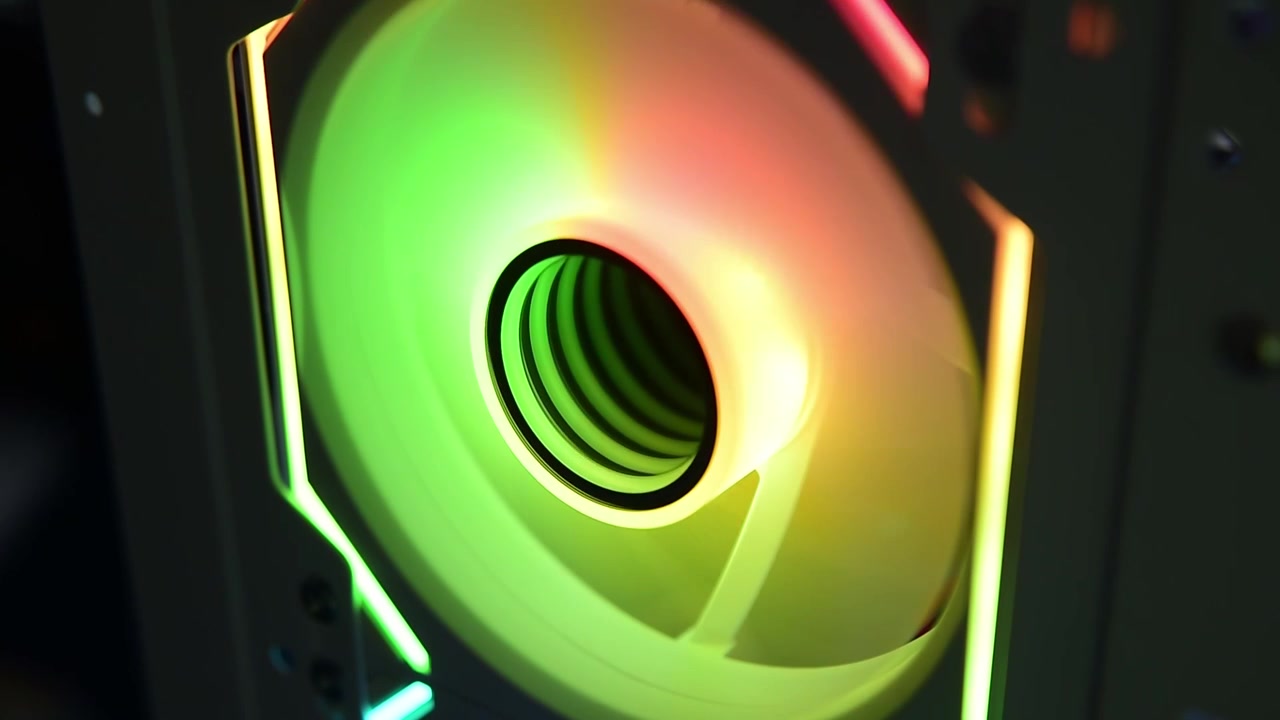 Levende RGB-køleblæser, der roterer inde i et pc-kabinet