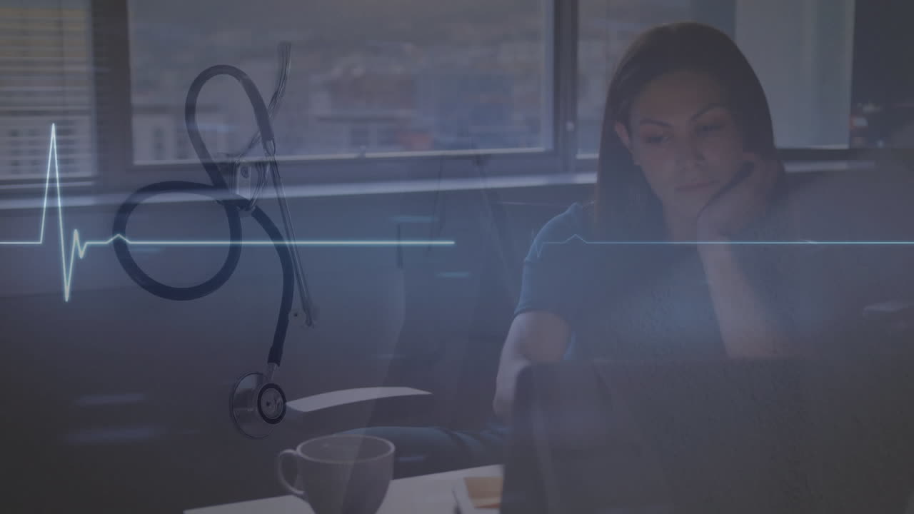 카우카시안 여성이 스테토스코프에 대항하여 카페에서 노트북 화면을 보는 심장 모니터의 애니메이션