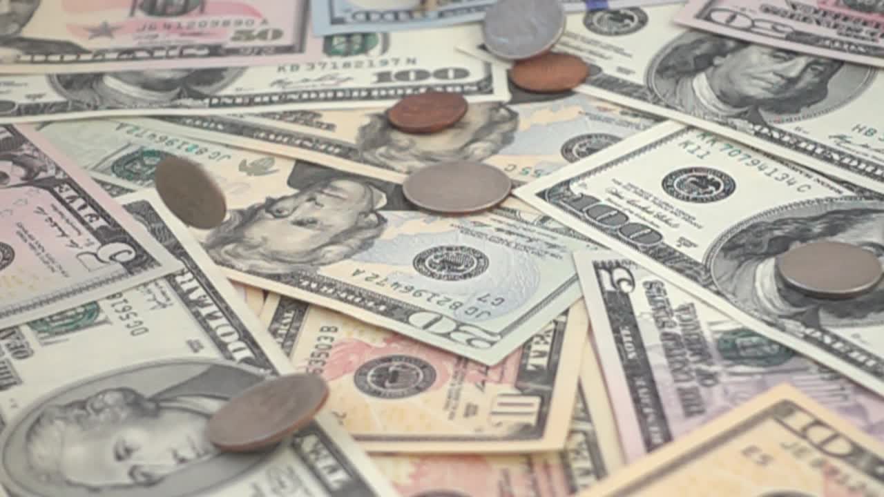 Monete degli Stati Uniti che cadono. Dollari statunitensi. Movimento rallentato. Riprese di denaro.