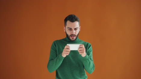 hombre mirando su teléfono